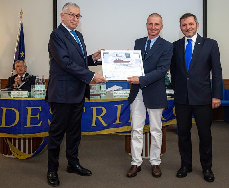 Fincantieri e Stati Generali del Patrimonio conferiscono allo Yacht Club Costa Smeralda un riconoscimento per il Destriero - News - Yacht Club Costa Smeralda