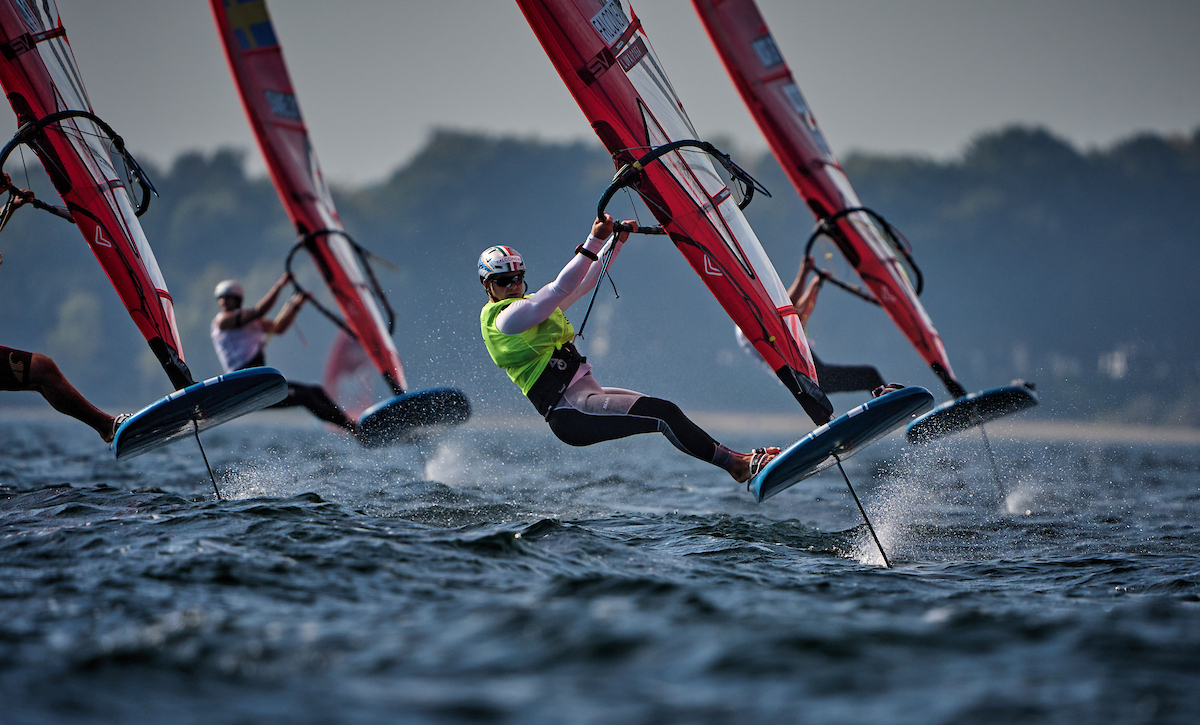 Federico Pilloni è vicecampione del mondo iQFOiL U23, Maddalena Spanu conquista l’argento alla WingFoil Racing World Cup - News - Yacht Club Costa Smeralda