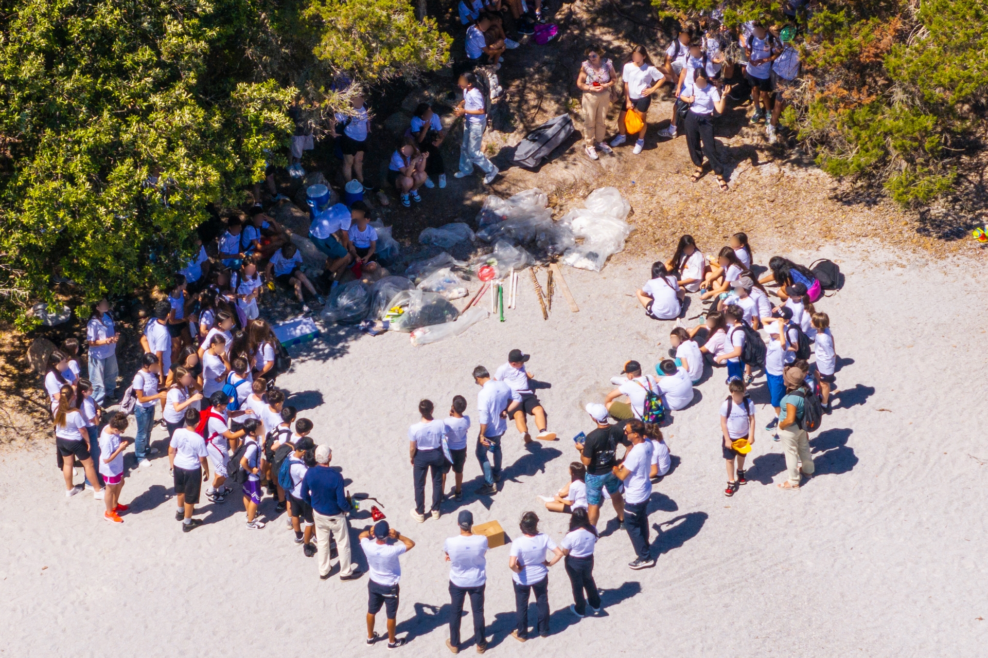 Cento partecipanti al YCCS Clean Beach Day - News - Yacht Club Costa Smeralda
