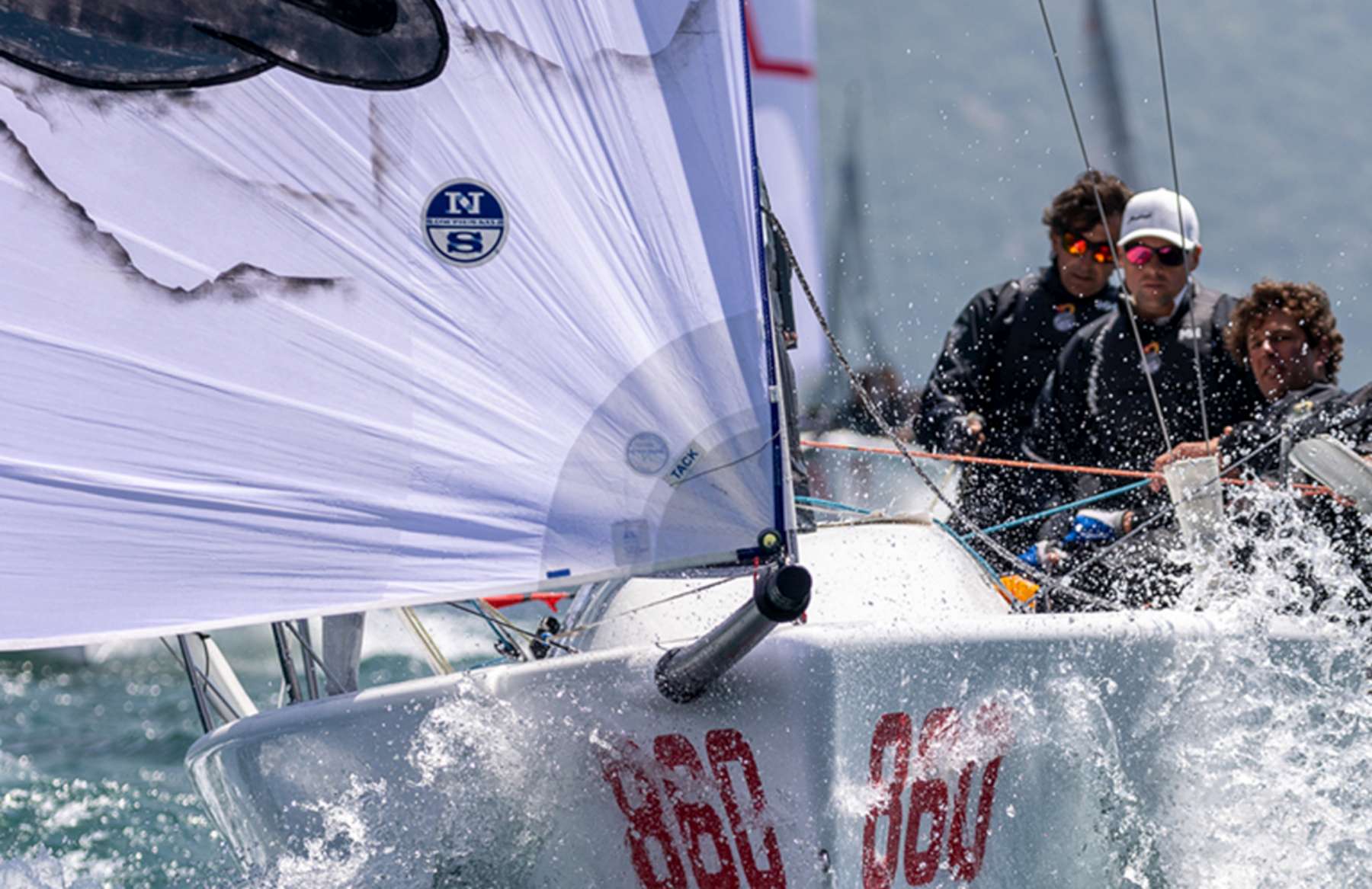  ANDREA POZZI SUL MELGES 24 BOMBARDA RACING VINCE IL PRE-WORLDS A VILLASIMIUS - NEWS - Yacht Club Costa Smeralda