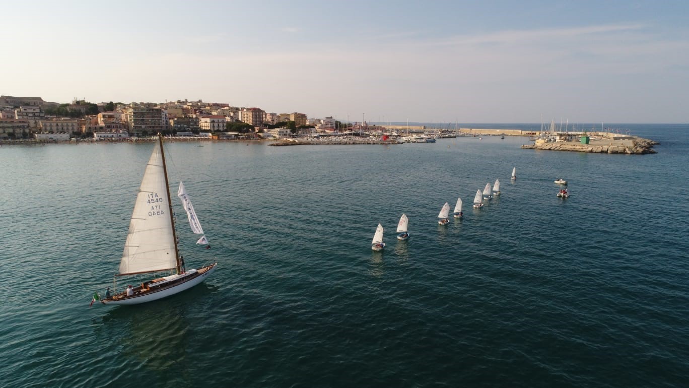 Un periplo per la salvaguardia dei mari: gli Optimist del Club Velico Crotone accolgono Mauro Pelaschier - NEWS - Yacht Club Costa Smeralda