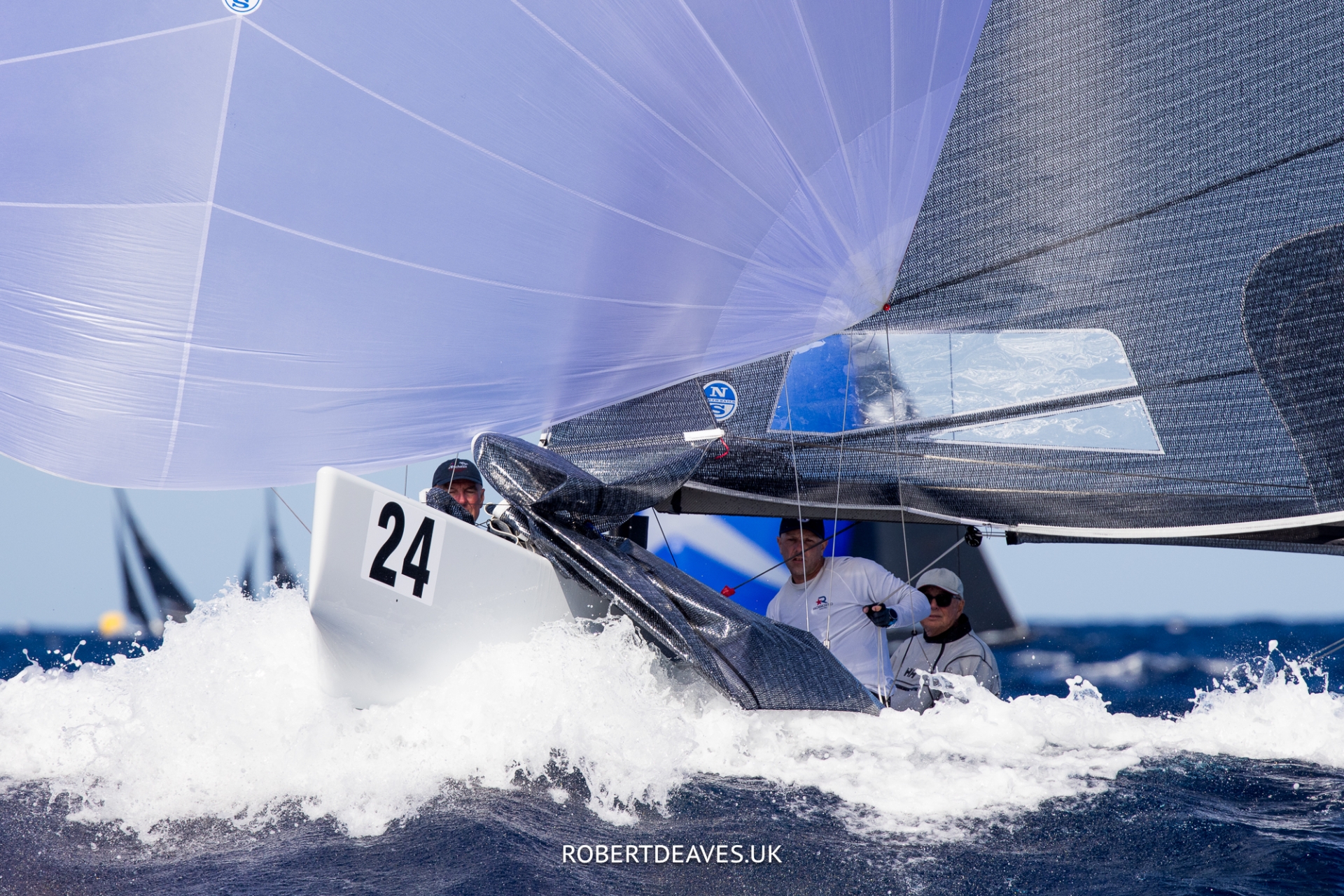 Prima giornata spettacolare al Campionato Mondiale della Classe Internazionale 5.5 Metri - News - Yacht Club Costa Smeralda